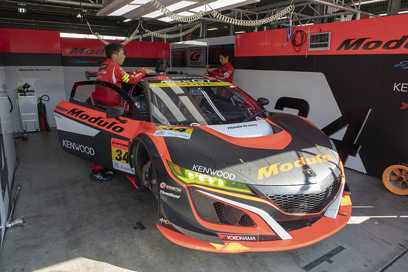 ウォームアップ走行前のチェックを行なっているシーン。大きなセットアップ変更がないので、いつもより落ち着いた雰囲気