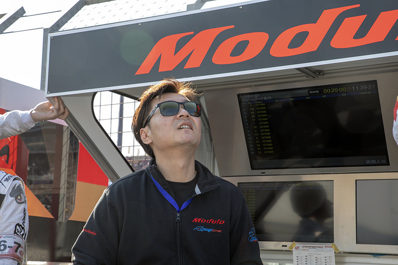 ウォームアップ走行前には、航空自衛隊の「F-2B」がツインリンクもてぎ上空を飛ぶプログラムが設けられていた。34号車のメンバーも空を見上げる