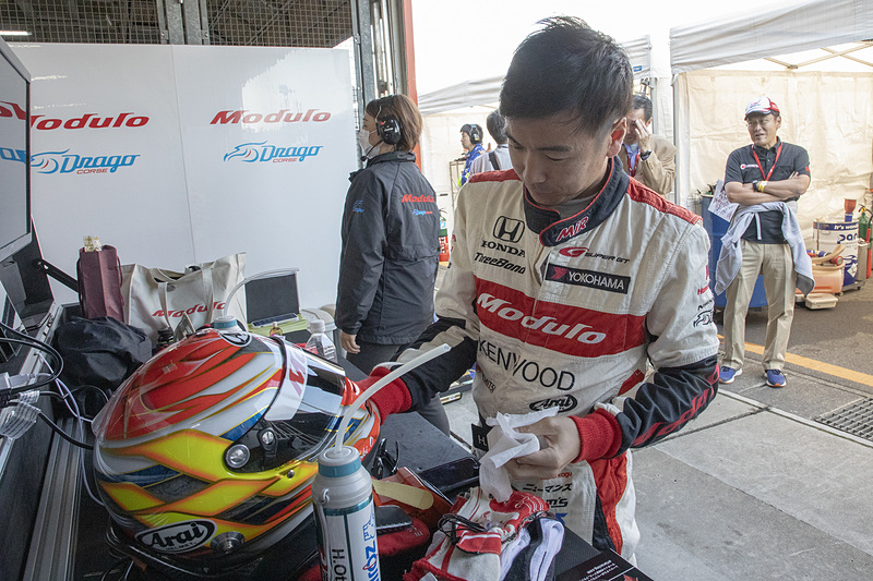 大津選手も準備を進める。ヘルメットを念入りに拭いていた