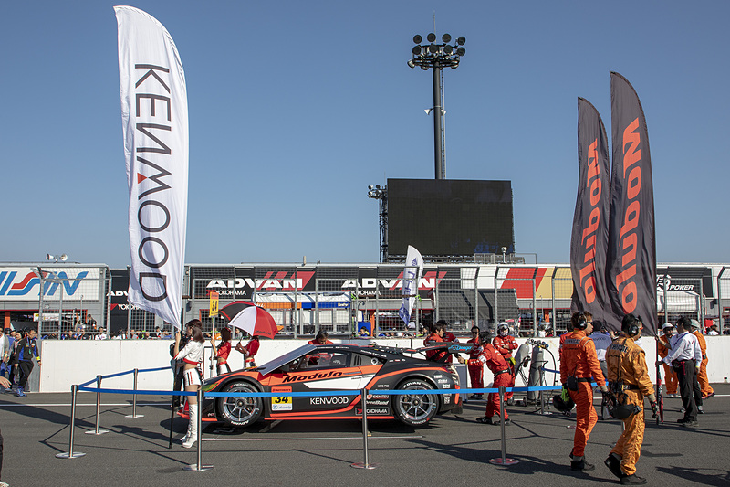 SUGO、オートポリスではグリッドウォークの時間も使ってセットアップ変更をしていたが、今回はメカニックものんびり？　チームとしても安定感が出てきた印象だった