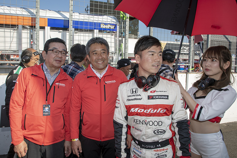 本田技研工業の代表取締役社長 八郷隆弘氏とモータースポーツ部長 山本雅史氏がスターティンググリッドを訪れ、大津選手を激励