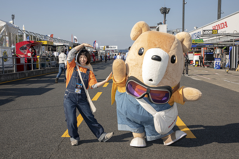 34号車をサポートするホンダアクセスが最終戦に呼んだビッグゲストが「はっくるべあ～ くるタム」。“レッツカスタム”のCポーズがたまらない