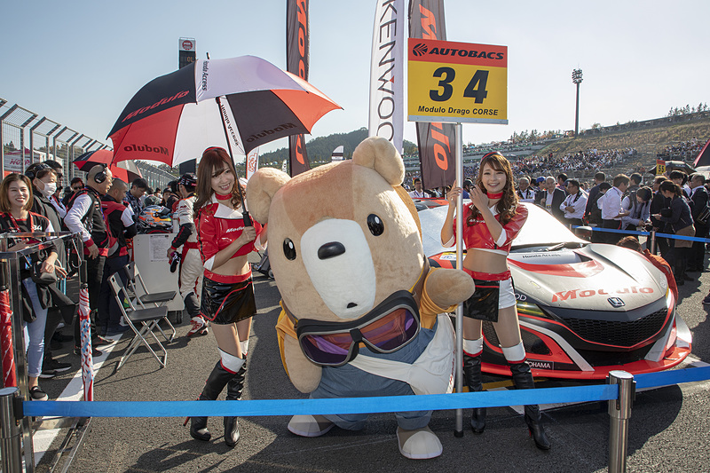 グリッド上にも「くるタム」登場。グリッドでも人気で、34号車よりカメラを向けられていたかもしれない……