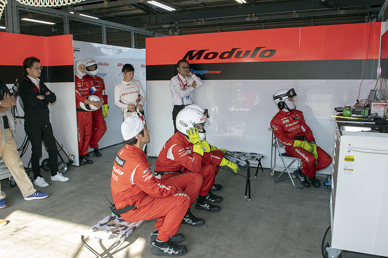 最終戦ということで、ピットにはいつもより多くの関係者が足を運んでいた。レースが始まるとアチコチにあるモニター前に大勢の人が集まった