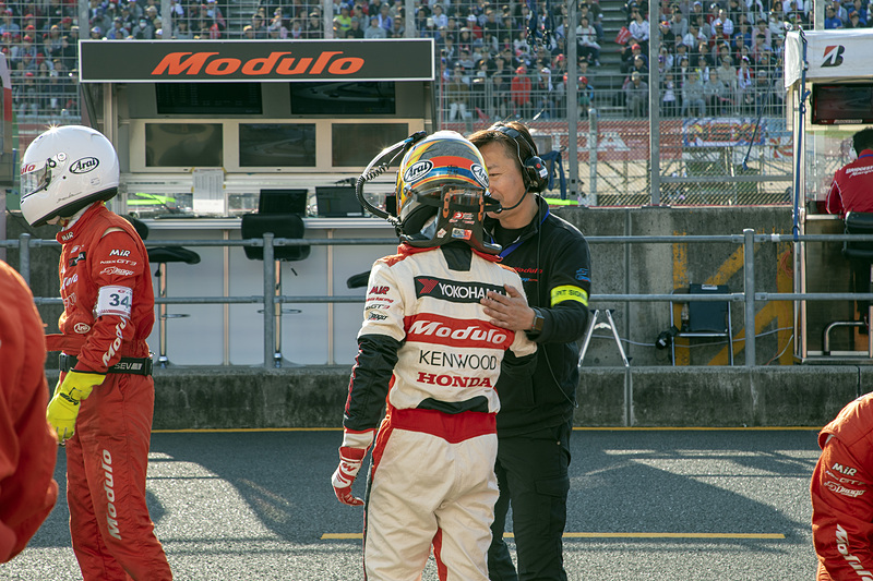 大津選手が装備を調えてピットロードへ出る。するとチョン監督が駆け寄り、肩をポンと叩いてひと声掛けた