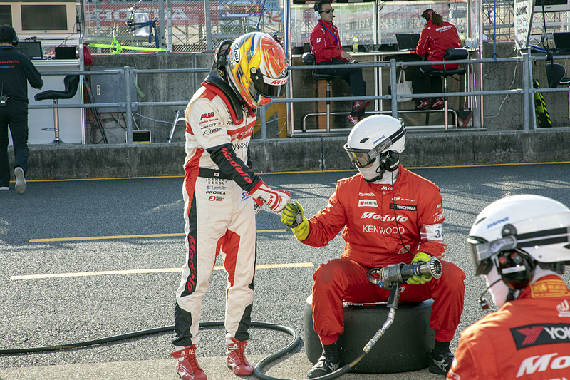 大津選手はメカニック1人ずつとグータッチ。印象的な光景だった