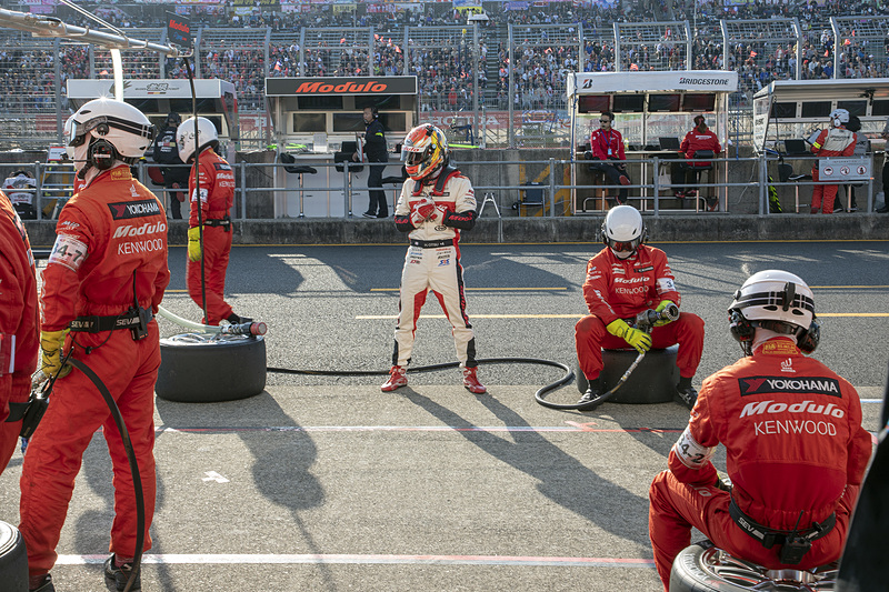 道上選手が戻るのを全員で待つ。今シーズン最後のピットワーク。いつも以上に気合いが入っている