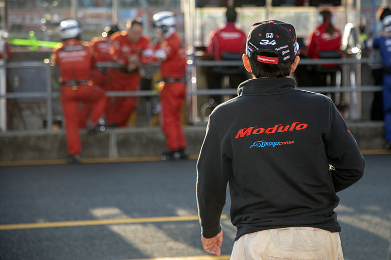 大津選手のゴールを見届けるため、プラットフォームへ向かう道上選手