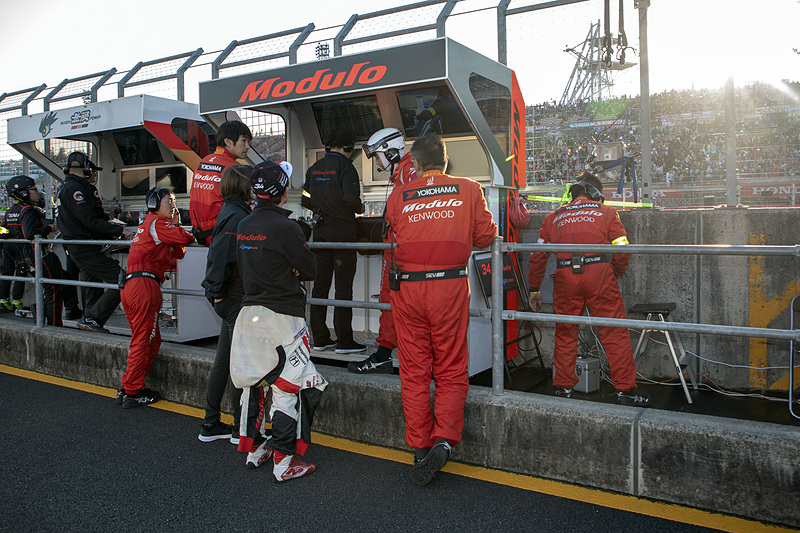 メカニックもプラットフォームに集まる。34号車の最終戦は14位でのチェッカーとなった