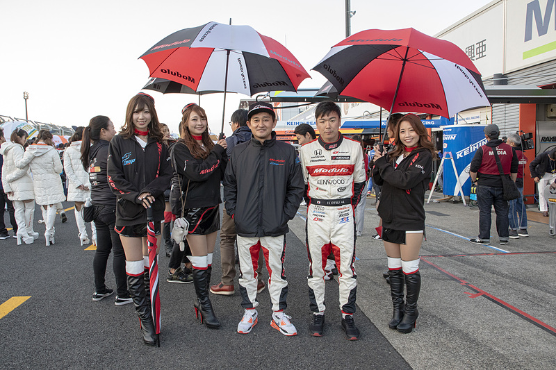 最終戦ではドライバー全員が登場するグランドフィナーレがあり、ファンに1年間の感謝を込めて挨拶とプレゼントの投げ込みを行なう。34号車の2人も準備をして待機