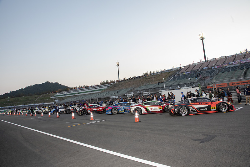 走行を終えた各マシンがストレートに並べられる。ファンもストレートに降りてきてOKなので、戦い終えたばかりで汚れも傷もあるレーシングカーらしいマシンの姿を間近で見ることができる