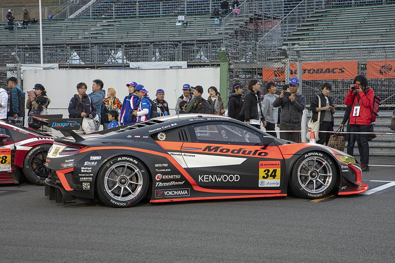 走行を終えた各マシンがストレートに並べられる。ファンもストレートに降りてきてOKなので、戦い終えたばかりで汚れも傷もあるレーシングカーらしいマシンの姿を間近で見ることができる