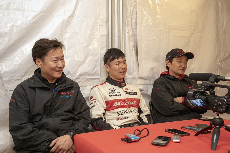 グランドフィナーレ終了後、暗くなってからシーズン最後の会見が始まった