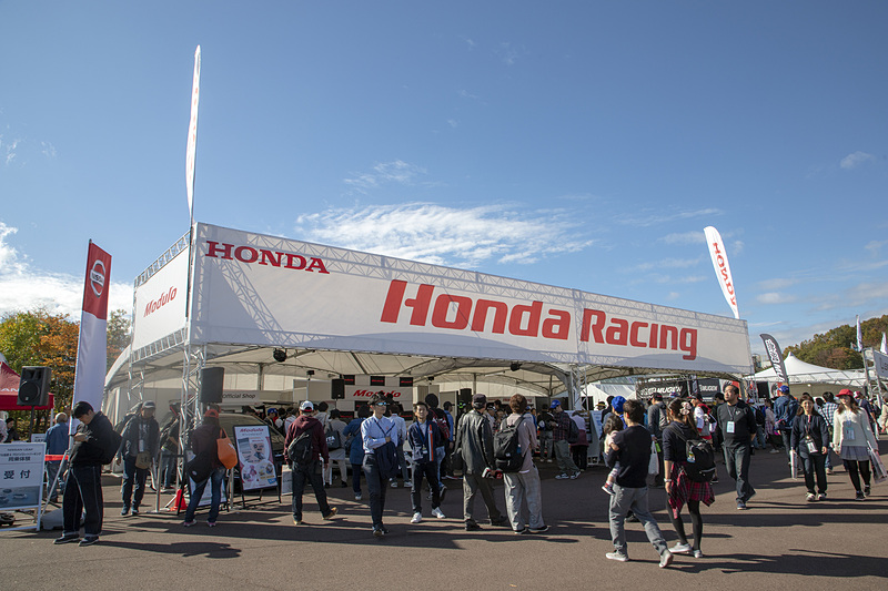 イベント広場にあるホンダのテントでは、Modulo XシリーズやModuloパーツ装着車を展示するほか、新型NSXへの乗り込みコーナーも毎回開催。ステージではModulo関係、およびホンダレーシングのトークイベントなどを開催する