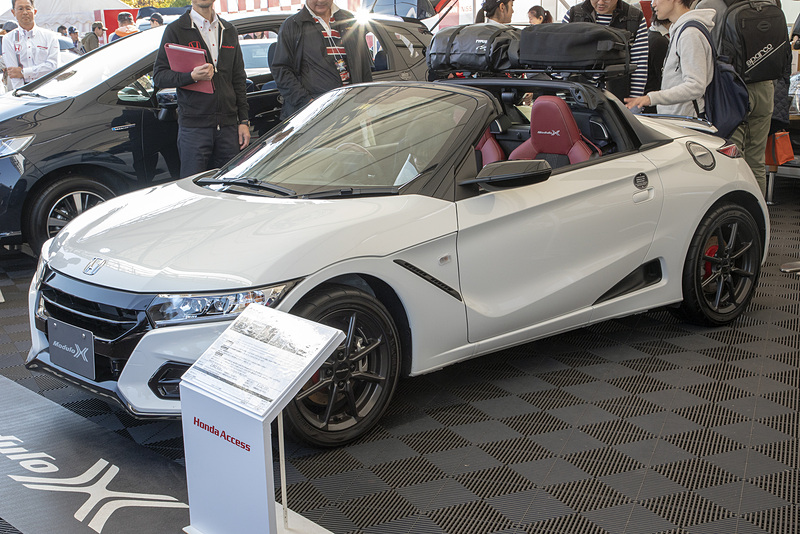 イベント広場にあるホンダのテントでは、Modulo XシリーズやModuloパーツ装着車を展示するほか、新型NSXへの乗り込みコーナーも毎回開催。ステージではModulo関係、およびホンダレーシングのトークイベントなどを開催する