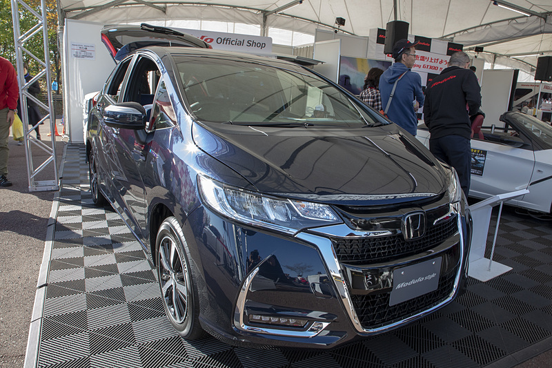 イベント広場にあるホンダのテントでは、Modulo XシリーズやModuloパーツ装着車を展示するほか、新型NSXへの乗り込みコーナーも毎回開催。ステージではModulo関係、およびホンダレーシングのトークイベントなどを開催する