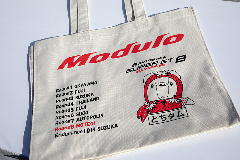 軽商用車「N-VAN」を使った物販コーナーも特徴の1つ。ホンダアクセスのキャラクター「はっくるべあ～ くるタム」のご当地バージョンイラストが入った特製トートバッグも購入特典として用意。もてぎは栃木県のイチゴ「とちおとめ」から「とちタム」