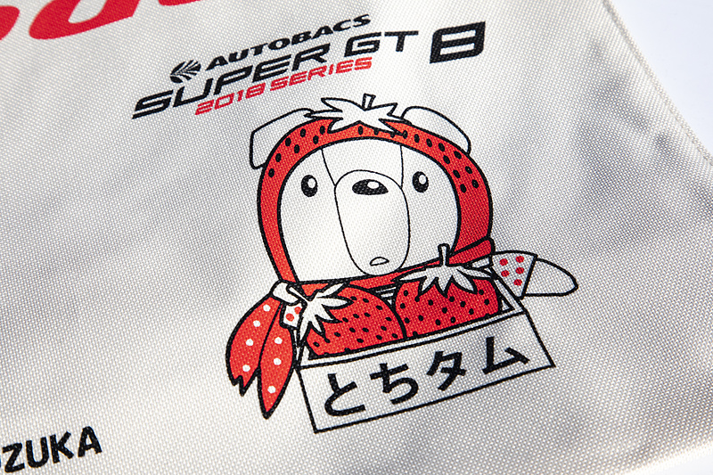 軽商用車「N-VAN」を使った物販コーナーも特徴の1つ。ホンダアクセスのキャラクター「はっくるべあ～ くるタム」のご当地バージョンイラストが入った特製トートバッグも購入特典として用意。もてぎは栃木県のイチゴ「とちおとめ」から「とちタム」