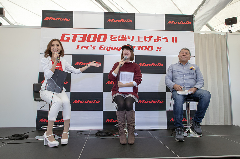 「GT300を盛り上げよう!! Let's Enjoy GT300!!」ステージは土曜日、日曜日の両方で開催。最終戦は土曜日（左）がモータージャーナリストの矢田部明子氏と月刊自家用車の清水謙一氏。日曜日（右）はクリッカー編集長の小林和久氏、三栄書房の長野正和氏、オプション編集部の太田朗生氏が登壇した