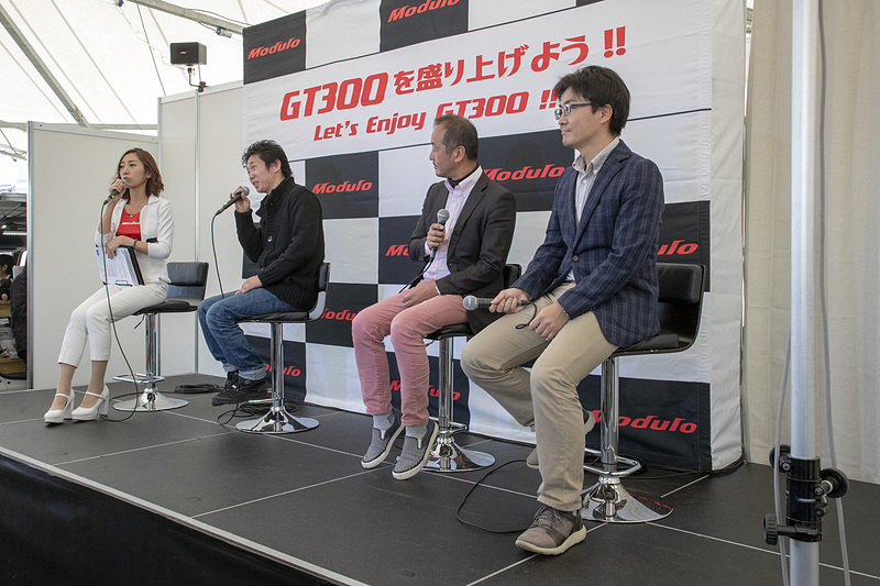 「GT300を盛り上げよう!! Let's Enjoy GT300!!」ステージは土曜日、日曜日の両方で開催。最終戦は土曜日（左）がモータージャーナリストの矢田部明子氏と月刊自家用車の清水謙一氏。日曜日（右）はクリッカー編集長の小林和久氏、三栄書房の長野正和氏、オプション編集部の太田朗生氏が登壇した