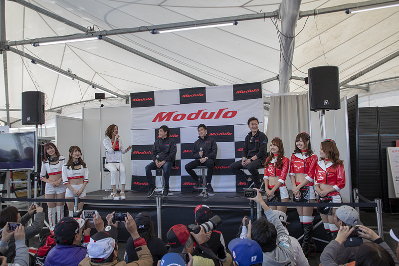 このメンバーだけに、話題はこの1年の34号車の思い出話になる。それを聞いていた水村リアさんもチームと一緒に動いているので思い出も多く、感極まって泣き出すというハプニングもあった