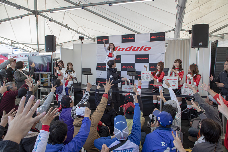 ステージでは毎回ジャンケン大会を開催。勝てばドライバーやModuloスマイル、Moduloプリティ、KENWOODレディのサインが入ったくるタムトートバッグがもらえる