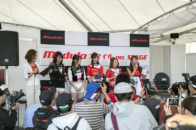 もう1つの人気ステージが「Moduloスマイル on STAGE」だ。このメンバーがそろってステージに立つのは最後なので、今回はとくに混み合っていた