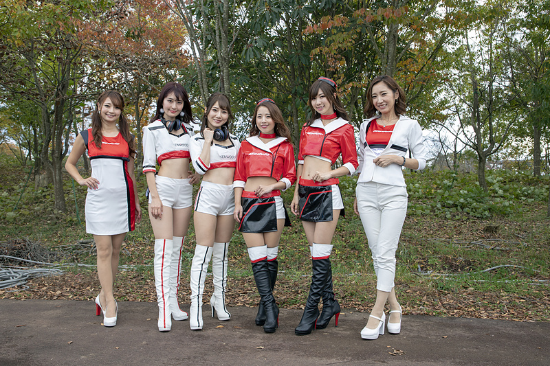 最後に全員で記念撮影。右からModuloスマイルの水村リアさん、Moduloプリティの生田ちむさん、同じくはるまさん、KENWOODレディの石橋あこさん、同じく前田真実果さん、そしてModuloスマイルの安藤麻貴さん