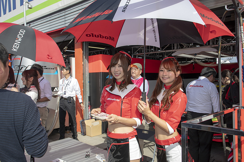 ModuloスマイルやModuloプリティからチームグッズが手渡される。撮影もOKだ