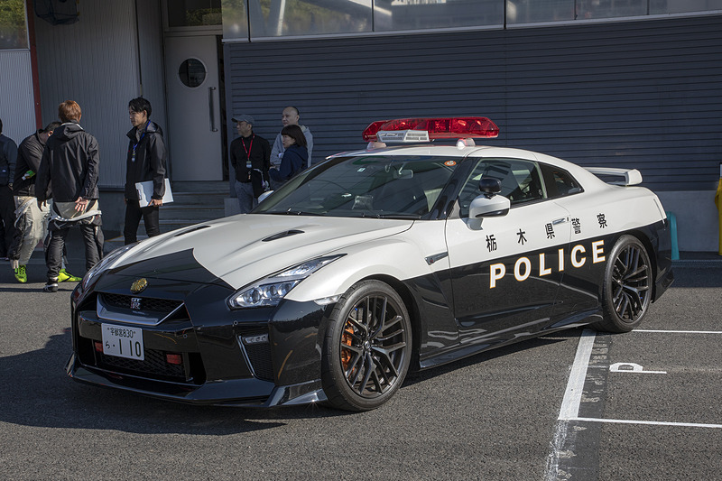 GT-Rパトカーは、ルーフの回点灯があるとリアスポイラーの効果はどうなるんだろう？と思いながらシャッター切っていた