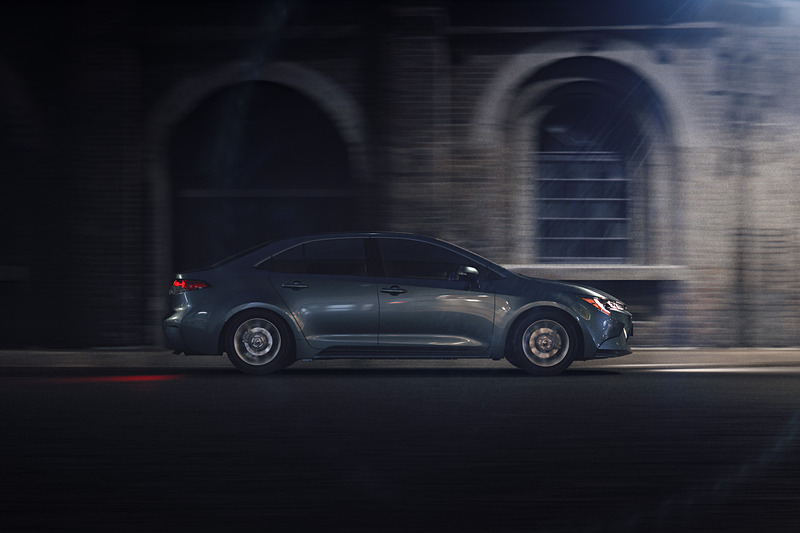 エクステリアでは現行型より全高を低く、トレッドを広げることで、踏ん張り感のある低重心でスポーティなシルエットを実現