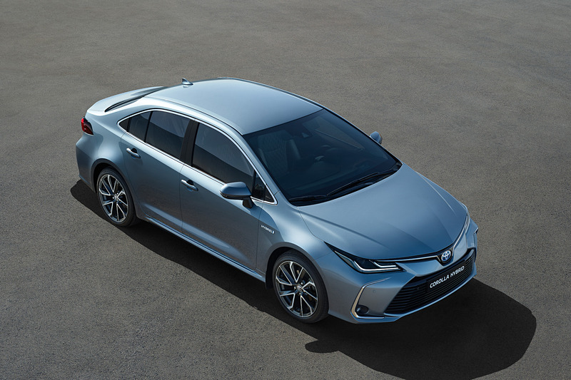 エクステリアでは現行型より全高を低く、トレッドを広げることで、踏ん張り感のある低重心でスポーティなシルエットを実現