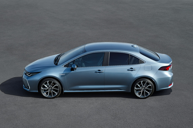 エクステリアでは現行型より全高を低く、トレッドを広げることで、踏ん張り感のある低重心でスポーティなシルエットを実現