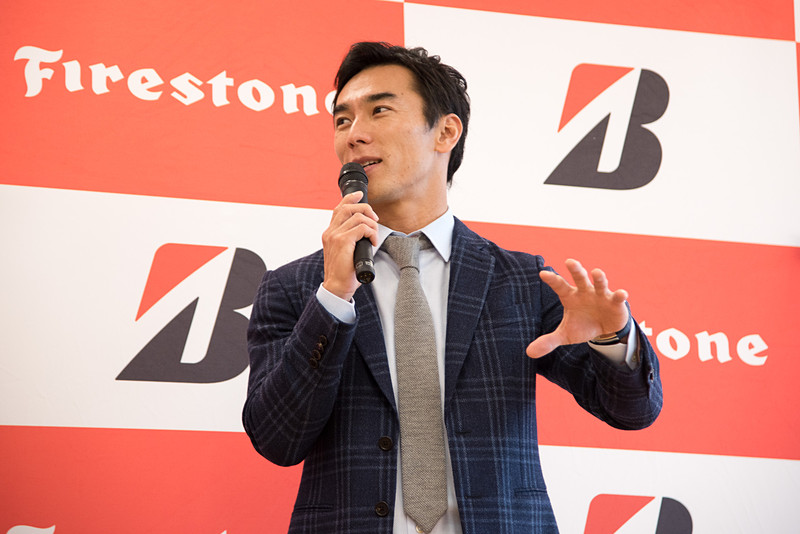 従業員からの質問に、自分の経験を交えながら答える佐藤琢磨選手