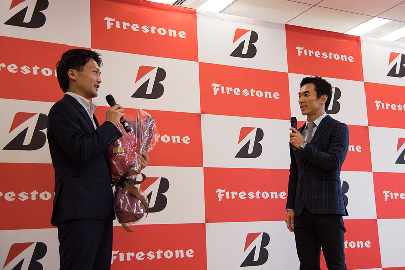 代表の中村さんから佐藤琢磨選手に花束の贈呈が行なわれた