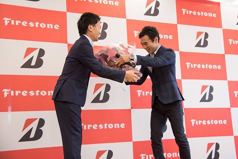 代表の中村さんから佐藤琢磨選手に花束の贈呈が行なわれた