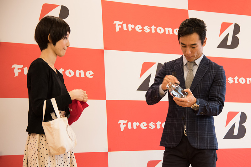 集まった社員の方の中から抽選で、佐藤琢磨選手がその場でサインを入れたグッズがプレゼントされた