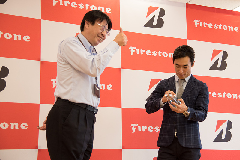 集まった社員の方の中から抽選で、佐藤琢磨選手がその場でサインを入れたグッズがプレゼントされた