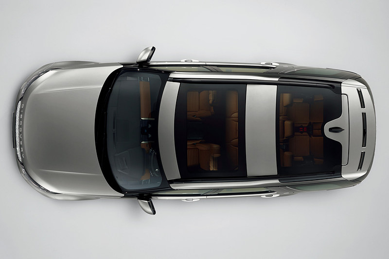 エクステリアカラーは「フジホワイト」「コリスグレー」「ロワールブルー」の3色を設定。開放的で明るい車内空間を演出する「パノラミックルーフ」も標準装備