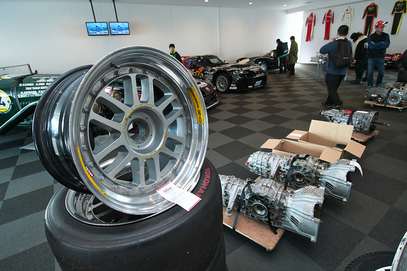 パーツやグッズなども出品される