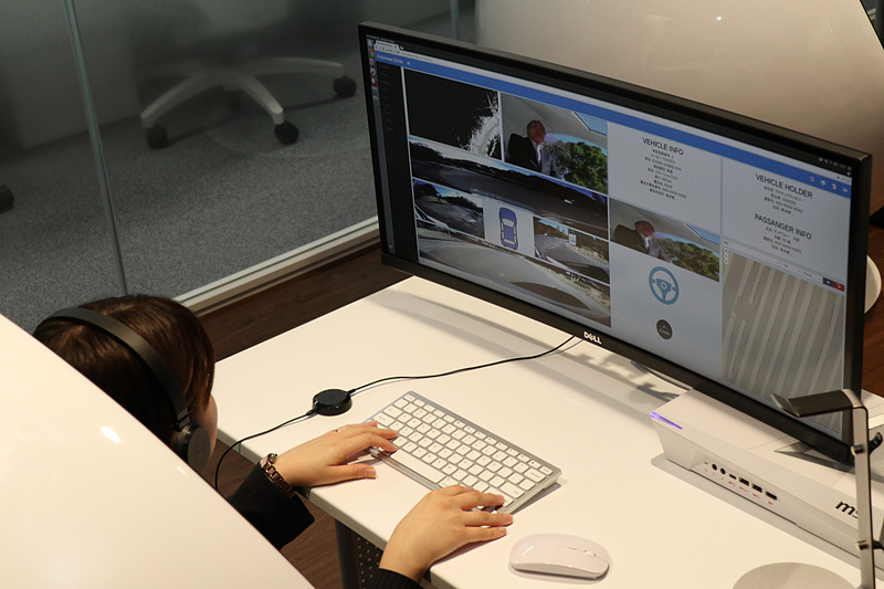 トラブル発生（デモ）で停止した自動運転車の車内にいる豊橋市 佐原市長に、都内にいる女性オペレーターが呼びかける