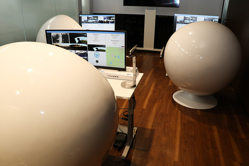 オペレーターや遠隔運転担当者が離れた場所にいる自動運転車の乗員との対応に集中できるよう、コネクテッドサポートセンターでは半球型の特殊なシートを採用。後方から見ると誰もいないようだが、デモ実施に向け、すでに女性オペレーターがスタンバイしている