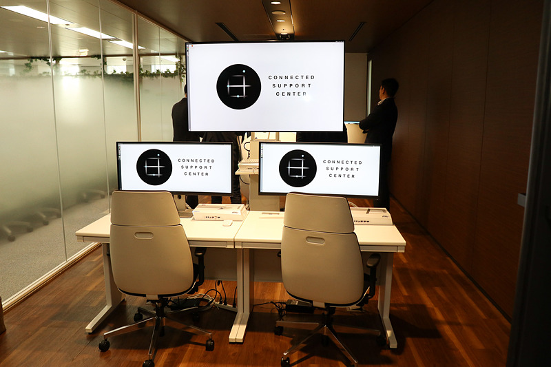 コネクテッドサポートセンターでは、大型のモニター画面やPCを設置したサポート席などを追加して設備を増強していた