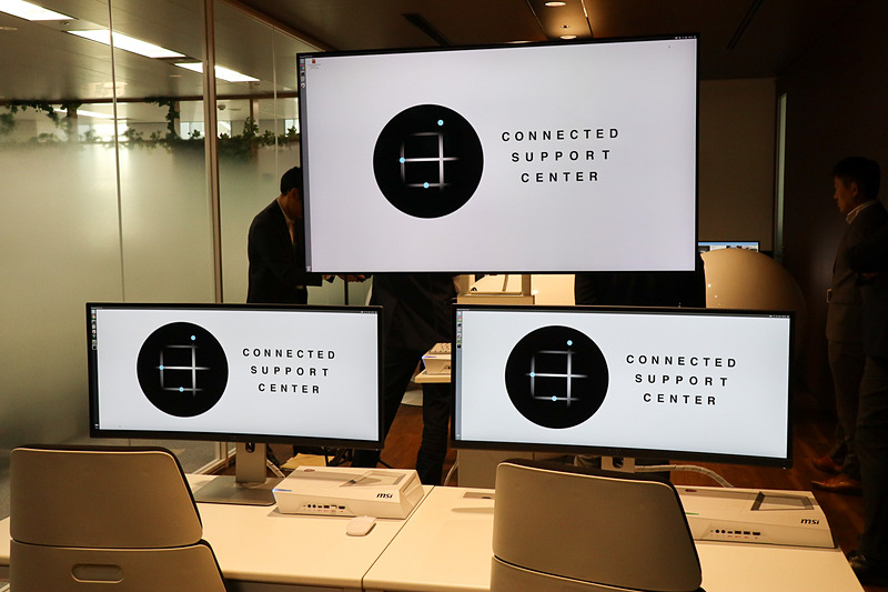 コネクテッドサポートセンターでは、大型のモニター画面やPCを設置したサポート席などを追加して設備を増強していた