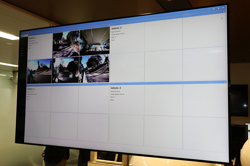 デモ開始直前になって、Mileeからのデータが途絶。復旧すべく作業が進められたが、大村知事の次の予定が迫ってきたことから、大村知事だけがMileeに乗車してデモ走行を体験することになった