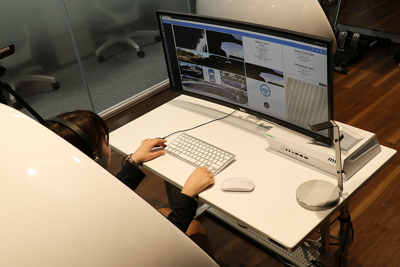 想定のシナリオどおり、障害物の発見でエスティマ自動運転車とMileeが停車。女性オペレーターがMileeの車内にいる佐原市長などの安全確認を行ない、停止の理由を説明。状況がクリアになって再発進することをアナウンスする