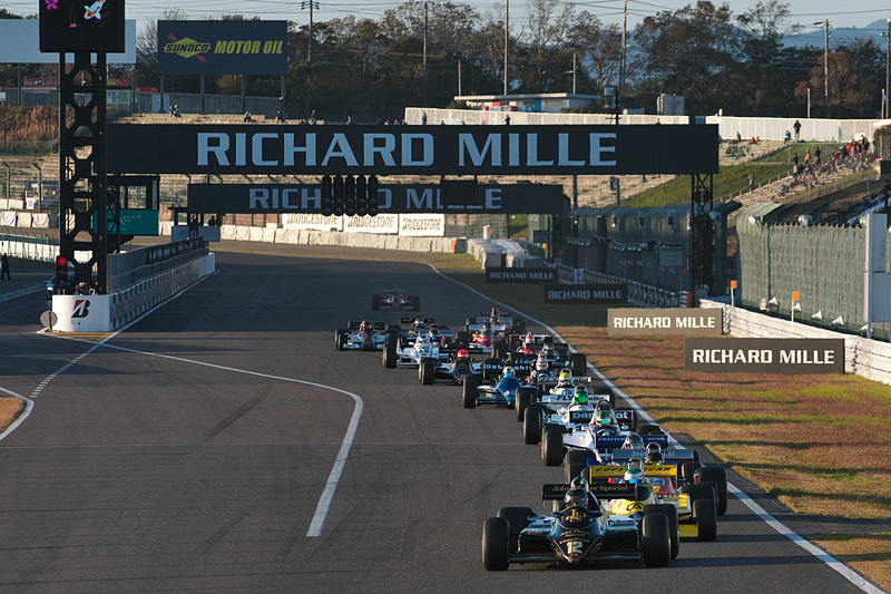 マスターズF1のスタートシーン、70～80年代のオールドF1カーが1コーナーになだれ込んでいくシーンは壮観だ