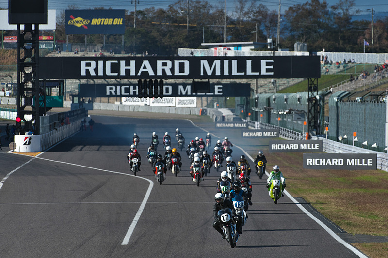 レーシングモーターサイクルが走る様子