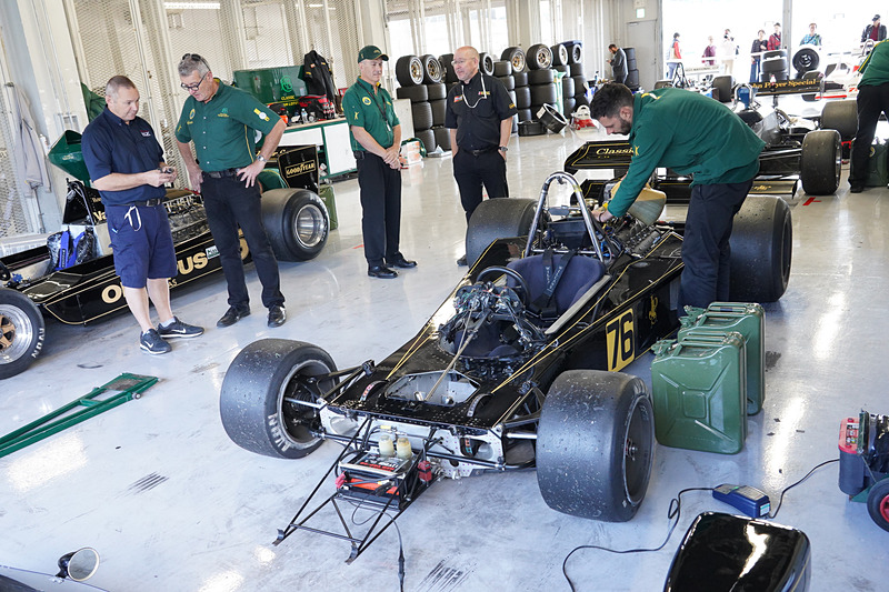 ピットウォークではマスターズF1の関係者がサービスでカウルを開けて、ピットロードで手の届くところに置いてあった