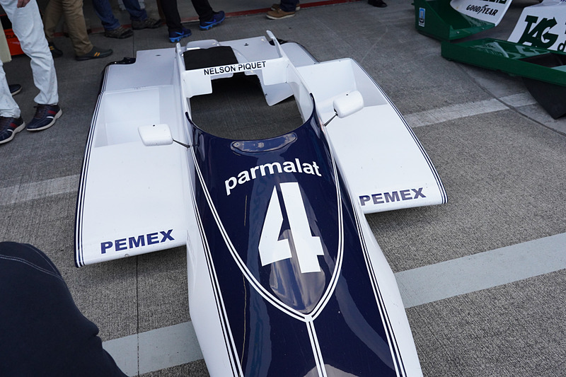 ピットウォークではマスターズF1の関係者がサービスでカウルを開けて、ピットロードで手の届くところに置いてあった